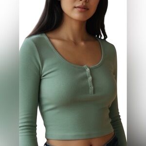 Hollister Women's Crop Long Sleeve Top, GUC, pistachio green, Sz Small